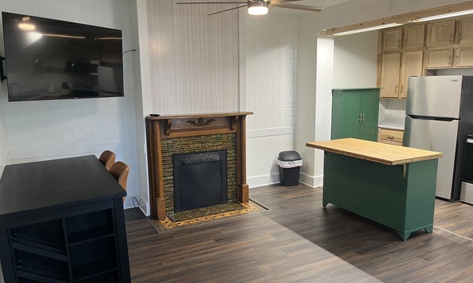 Newark Appartement | Charming centrally located 1-bedroom apartment in Newark with WiFi.