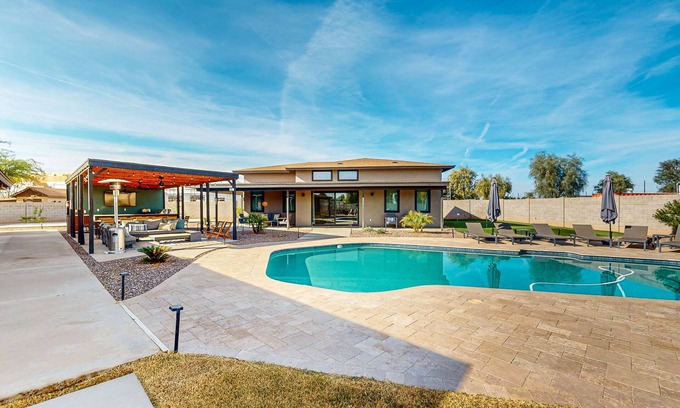 Las Casitas del Sur Maison | Charming Chandler retreat with pool, guest house & fun!