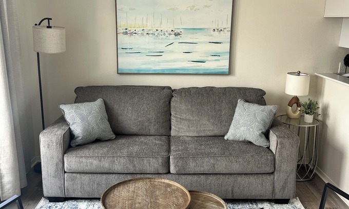 Imperial Beach Copropriété | Charming, clean and spacious unit with private balcony 1.5 blks from the beach!