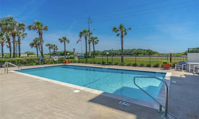 Glenwood Copropriété | Charming Coastal Condo. Relax by the Pool or Enjoy the Quiet Beaches.