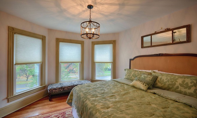 New Berlin Hôtel | Charming Colonial 8-Bedroom Home with Modern Comforts in Historic New Berlin