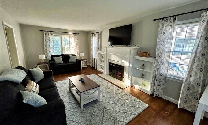 Port Crane Maison | Charming Colonial Home