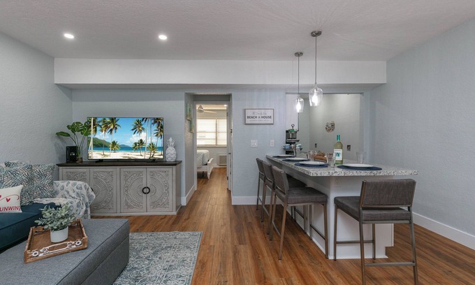 Hollywood Lakes Copropriété | Charming condo only 70 steps to delightful Hollywood Beach!