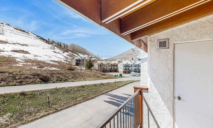 Crested Butte Copropriété | Charmant condo avec piscine couverte commune et bain à remous, sur une ligne de bus 1/2 mile pour les pistes