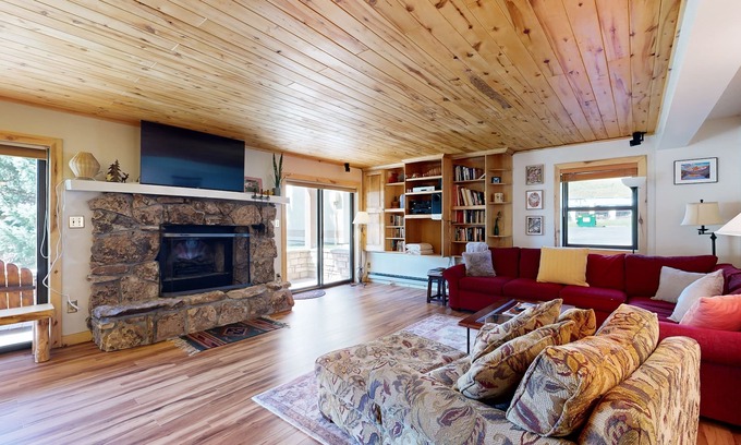 Crested Butte Copropriété | Charming condo with mountain views, washer/dryer, & shared hot tub