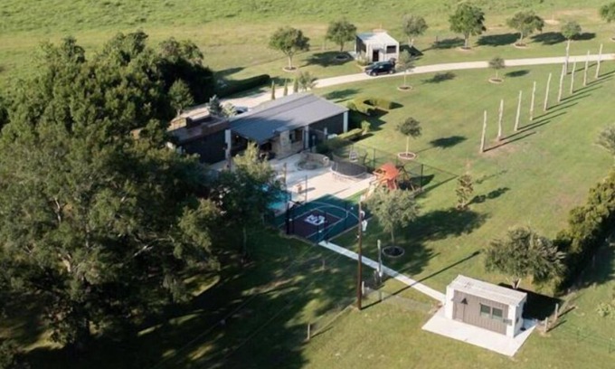 Brookshire Station Balnéaire | Charming container home 6-bed, pool house serene, tranquil and relax in nature.