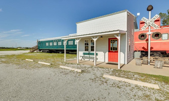 Duenweg Appartement | Charming Converted Railcar Studio in Joplin!