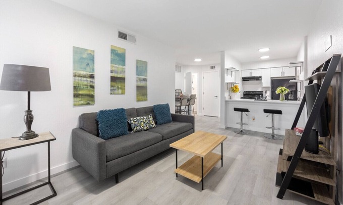 Park Central Appartement | CHARMING CORPORATE APARTMENT IN DFW!