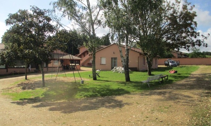 Montpon-Menesterol Maison | Charmant gite pour 6 personnes dans un cadre verdoyant