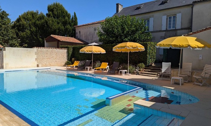 Saint-Cybardeaux Cottage | Maison de charme avec piscine chauffée et jardin privé, idéale pour familles