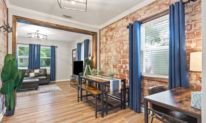 Pensacola Maison | Charming Cottage * 2 Miles to NAS * Remodeled * 2 Queen Beds * Fenced Yard