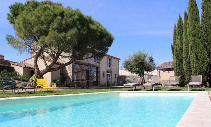 Pezens Maison | Gîte de charme 17 personnes, piscine chauffée, proche de Carcassonne.
