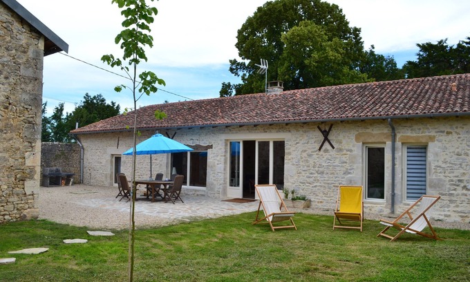 Pleuville Maison | Charmant Cottage pour 10 personnes, piscine privative, jardin clos
