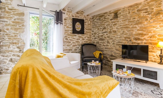 Saint-Lyphard Cottage | Gîte Charmant en Brière: Proche Guérande, Jardin Privé, 2 Chambres