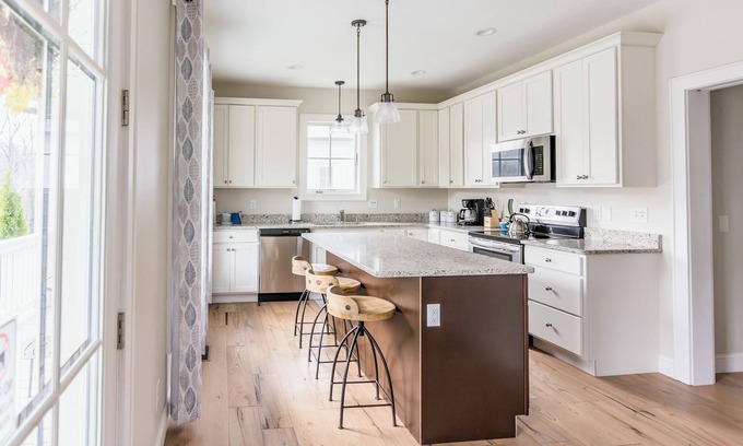 Warm Springs Maison | Charming Cottage Getaway, just Steps to the Warm Springs Pools!