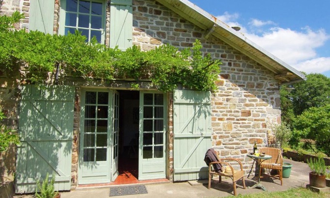 Ladignac le Long Maison | Charming Cottage in Ladignac le Long with Garden