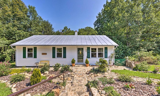 Nellysford Maison | Charming Cottage Less Than 10 Mi to Wineries and Skiing!