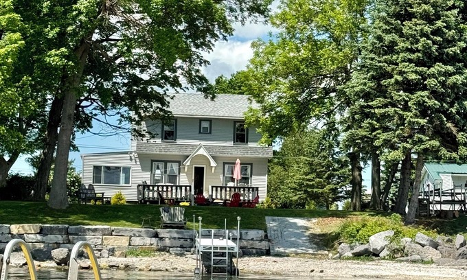 Chaumont Maison | Charming cottage on Chaumont Bay, pet friendly, kayaks, dock, ICE FISHING