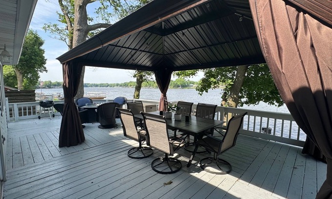 Monticello Maison | Charming Cottage on Lake Shafer-optional Pontoon! Screened gazebo and swim deck!