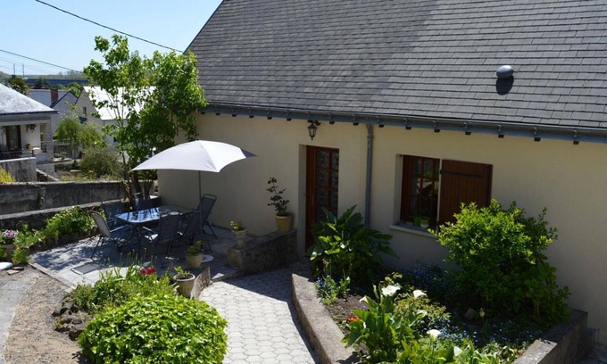 Vouvray Cottage | Gîte familial viticole avec jardin, proche des châteaux de la Loire, équipement complet, WIFI inclus