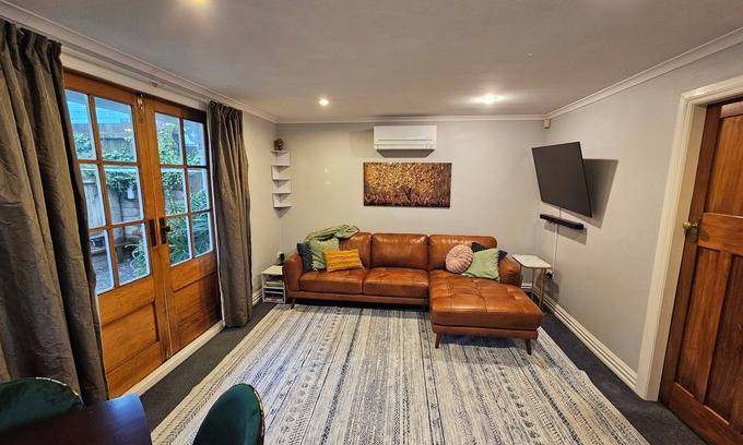 Newtown Maison | Charming Cottage Retreat – Close to Hospital & Newtown Cafes, with Garage