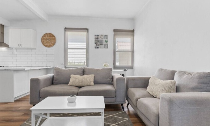 Golden Point Maison | Charming Cottage-Stylish Haven!