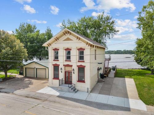Hampton Maison | Charming Cottage on the Mississipi River