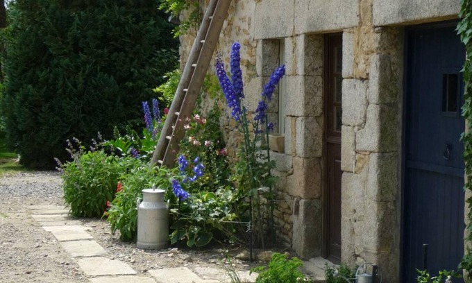 Forges Cottage | Gîte de charme avec jardin, proche Alençon, idéal pour familles, tout équipé avec WIFI et BBQ.