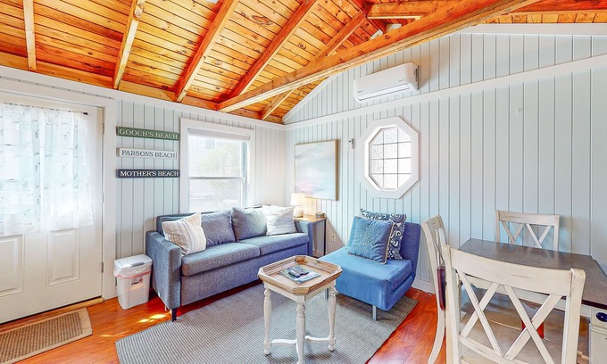 Kennebunk Cottage | Charmante maison de campagne acceptant les chiens, baignoire à jets, piscine commune et bain à remous!
