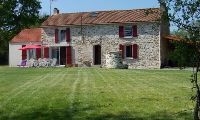 La Roche-sur-Yon Cottage | Maison rénovée en pleine campagne avec terrain, terrasse et équipements familiaux