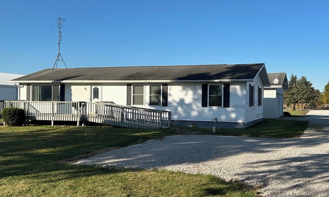 Servia Maison | Charming Country 3-bedroom home 4 Miles South of Wabash on HWY 13