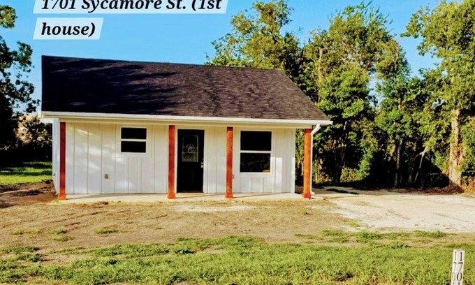 Leon Junction Maison | Charming Country Cottage on 1 acre in the City. 2-bdrm 1 ba