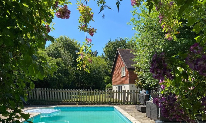 Plummers Plain Maison | Charming Country House, Heated Pool, Gated Entrance, Secure Parking, Sleeps 8