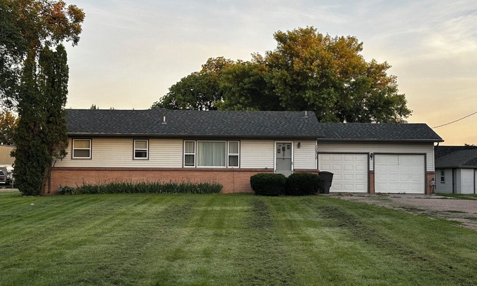 Kearney Maison | Charming country retreat 4-bedroom house with WiFi and AC with 2 car garage