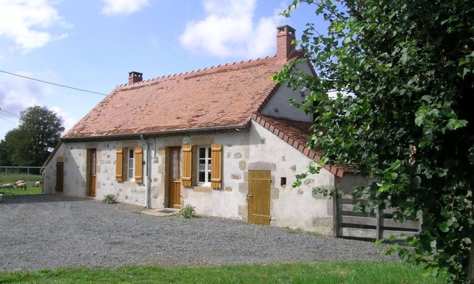 Vieure Cottage | Charmante fermette au vert près de la forêt de Tronçais, 2 chambres, animaux acceptés, linge inclus