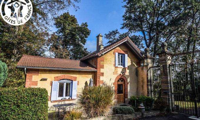 Montbrison Cottage | Gîte charmant avec étang privé, cheminée, draps inclus, jardin clos à Montbrison
