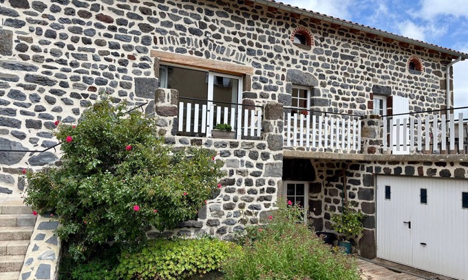 Seneujols Lit Et Petit-Déjeuner | Gîte pittoresque en campagne près du Puy-en-Velay, idéal pour nature et St-Jacques de Compostelle