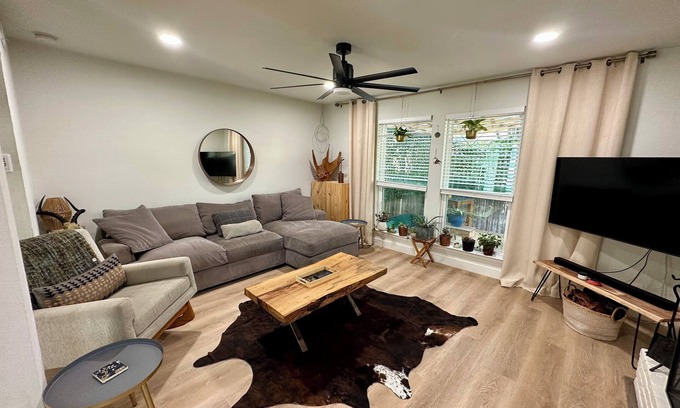 Wyldwood Maison | Charming & Cozy 2-Bedroom Retreat in South Austin + Patio Backyard Oasis