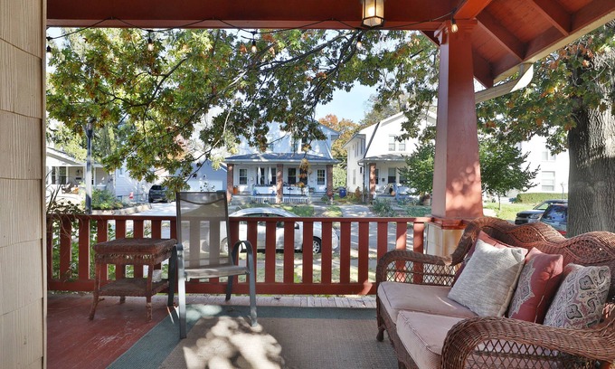 Clintonville Maison | Charming Crafstman home in Clintonville with fenced yard