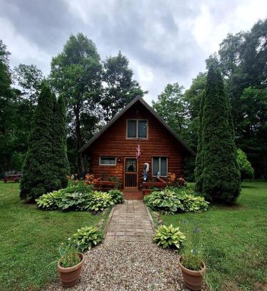 New Bedford Maison | Charming Creekside Log Cabin with Wood Burning Stove Overlooking the Neshannock Creek, Western PA