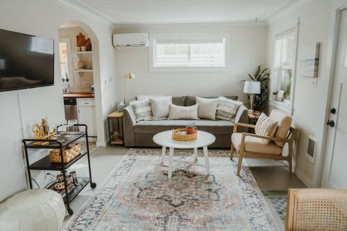 Carlton Maison | Charming Cuvée Cottage, 2 blocks to downtown!