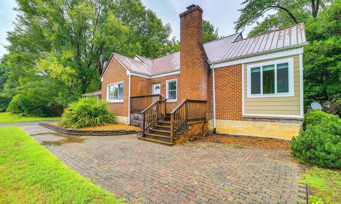 Damascus Maison | Charming Damascus Retreat w/ Deck & Creek Views!