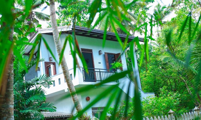 Weligama Cabine | Charming Dark Lodge In River