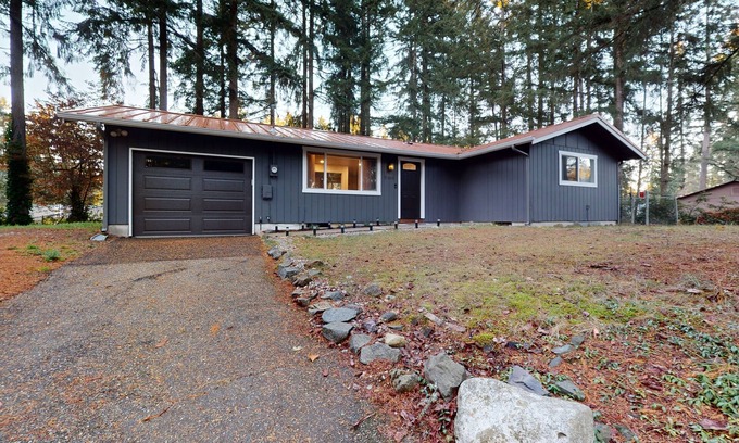 Port Orchard Maison | Charming Dog-friendly Home w/ Enclosed Yard, Outdoor Hot Tub, Gas Grill, & W/D