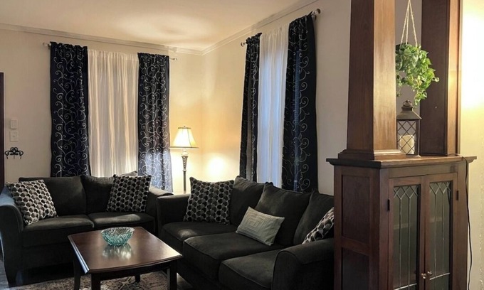 La Salle Maison | Charming dog-friendly bungalow near Starved Rock