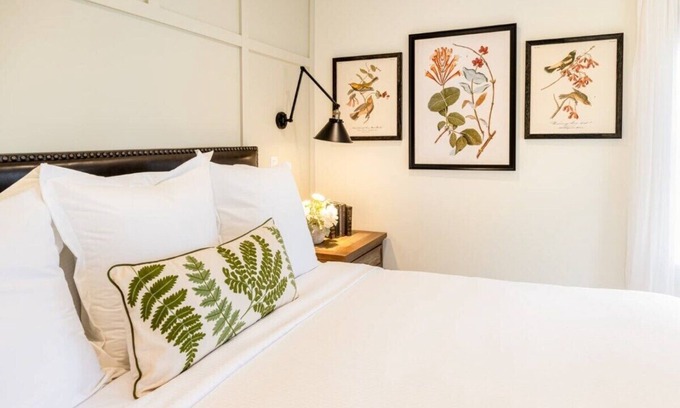 West Dundee Appartement | Charming Downtown Farmhouse Apartment #2