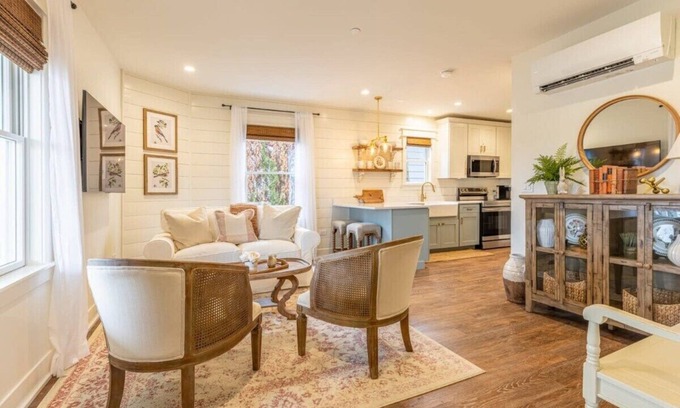 West Dundee Appartement | Charming Downtown Farmhouse Apartment #1