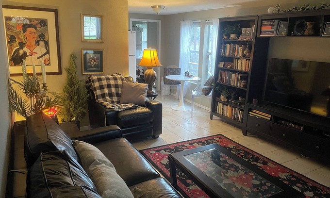 Holly Maison | Charming Downtown Home, king bed- backyard- best parking- in walking distance…