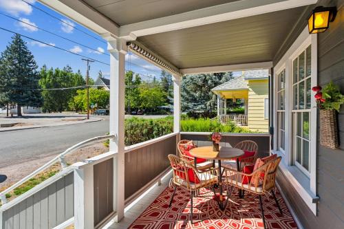 McCloud Maison | Charming Downtown McCloud Retreat home