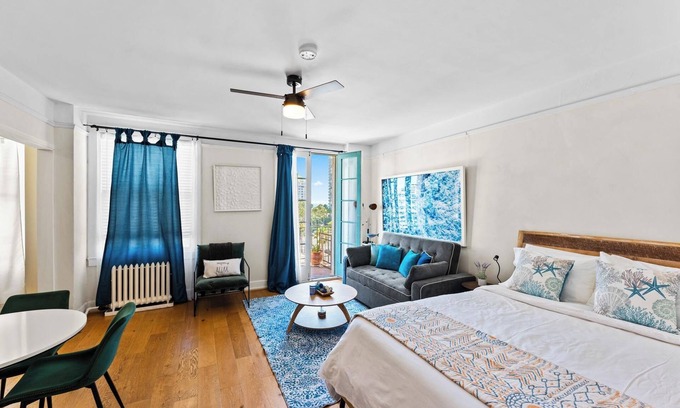 Waterfront Appartement | Charming Downtown Studio Near Convention Center and Beach